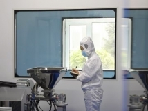 不負(fù)秋日好時(shí)光 ，亞歐廠(chǎng)里生產(chǎn)忙， 機(jī)器轟鳴干勁足，熱火朝天普新章！